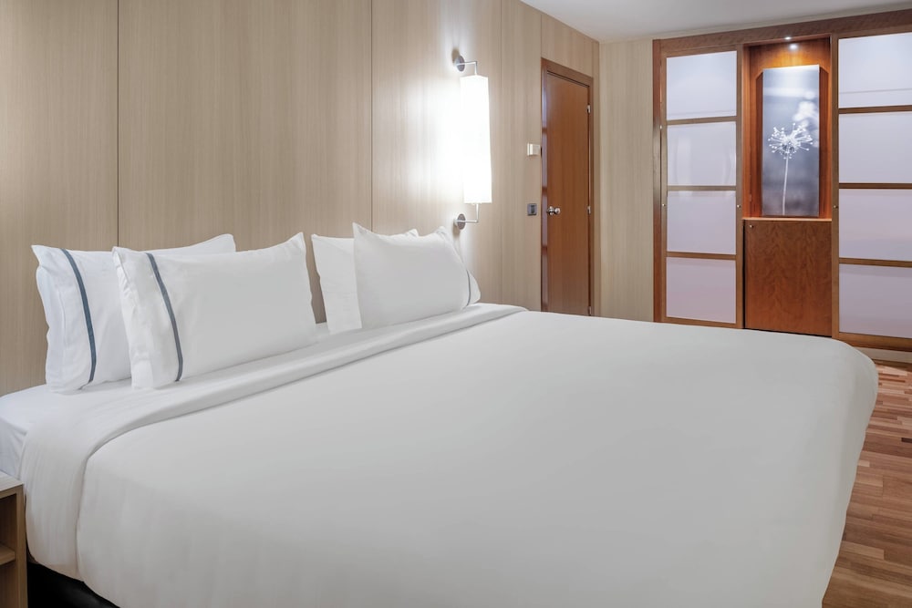 AC Hotel by Marriott Málaga Palacio — Hotel rooms in Malaga, Andalusia