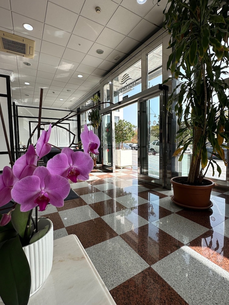 Aparthotel Nuriasol — Hotel building in Fuengirola, Andalusia