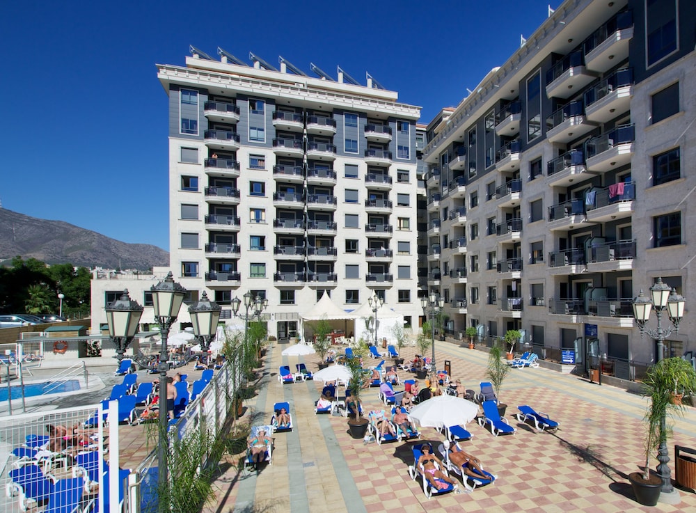 Aparthotel Nuriasol — Hotel building in Fuengirola, Andalusia