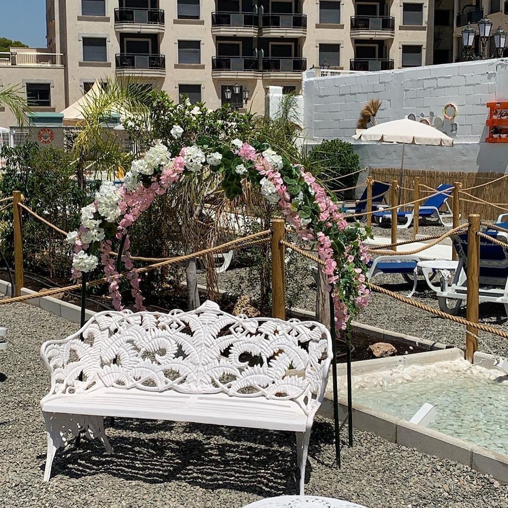 Aparthotel Nuriasol — Hotel building in Fuengirola, Andalusia