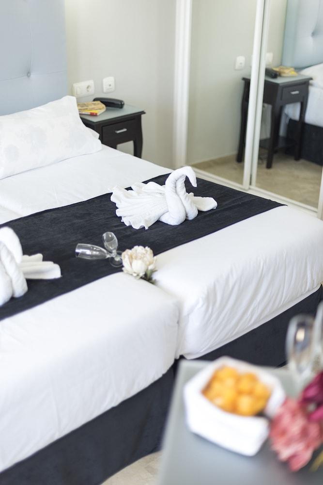 Hotel Toboso Chaparil — Hotel rooms in Nerja, Andalusia