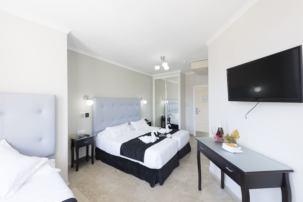 Hotel Toboso Chaparil — Hotel rooms in Nerja, Andalusia