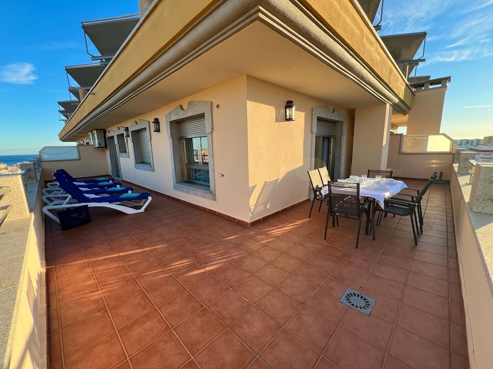 Mediterraneo Real Apartamentos Turísticos — Hotel building in Fuengirola, Andalusia