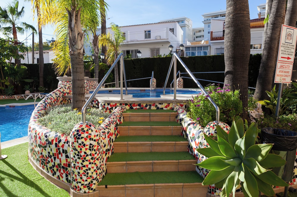 Mediterraneo Real Apartamentos Turísticos — Swimming pool in Fuengirola, Andalusia