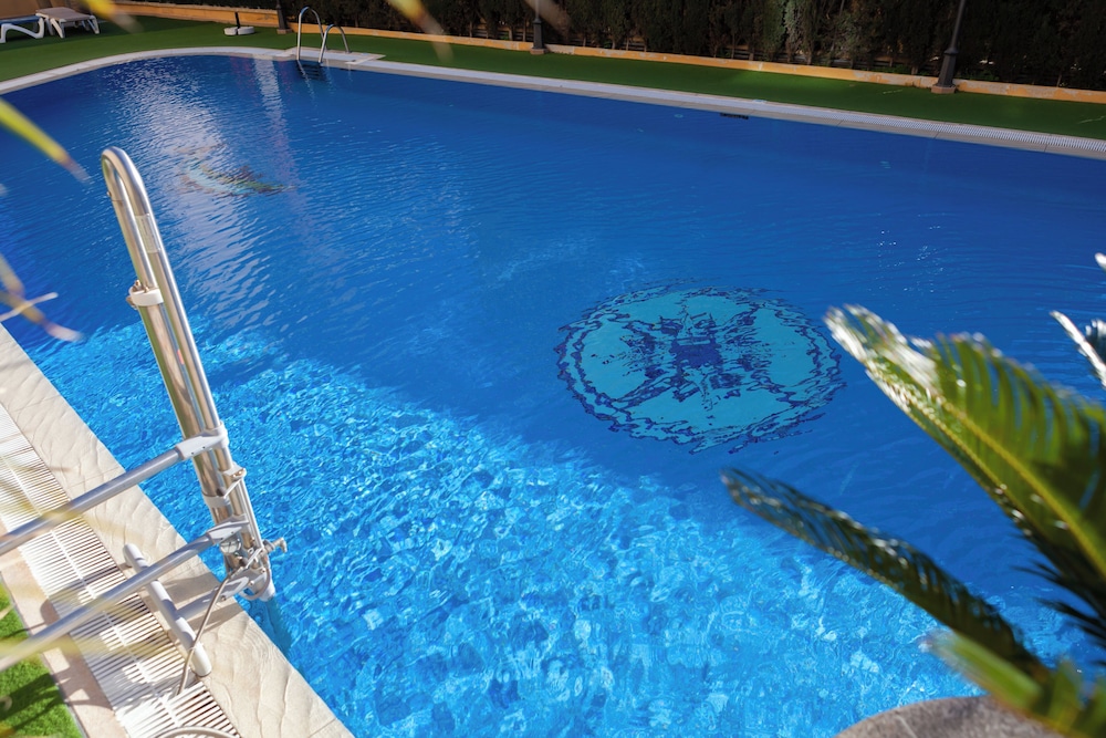Mediterraneo Real Apartamentos Turísticos — Swimming pool in Fuengirola, Andalusia