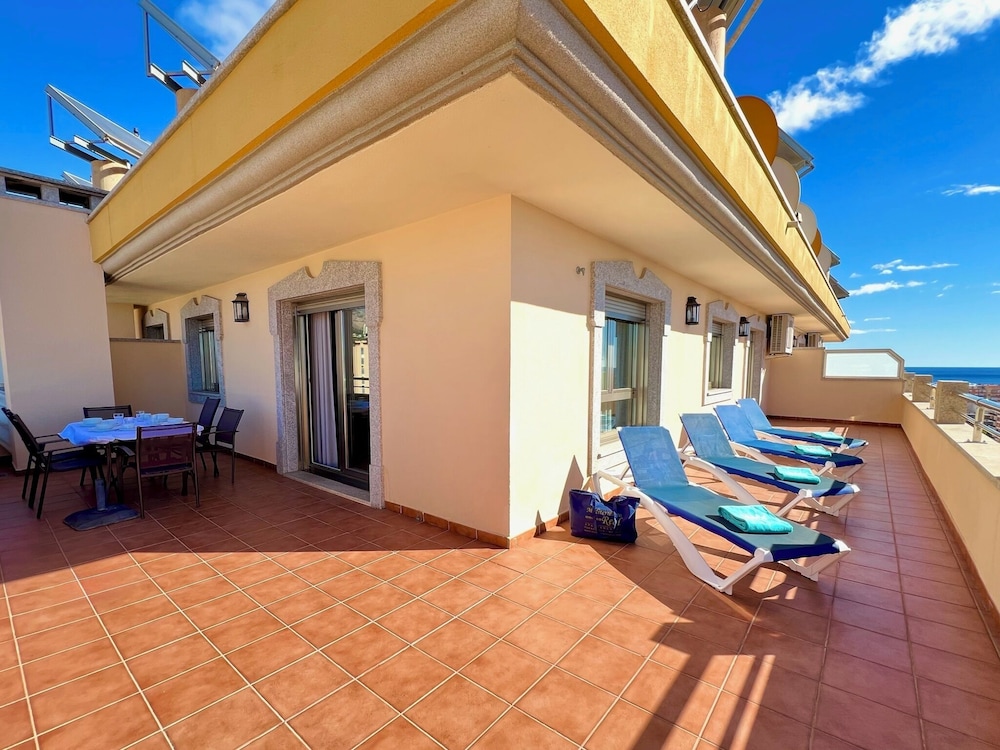 Mediterraneo Real Apartamentos Turísticos — Hotel building in Fuengirola, Andalusia