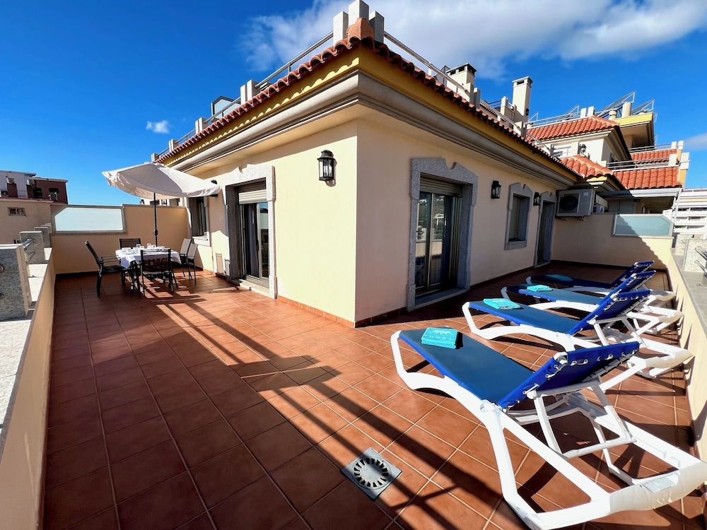 Mediterraneo Real Apartamentos Turísticos — Hotel building in Fuengirola, Andalusia