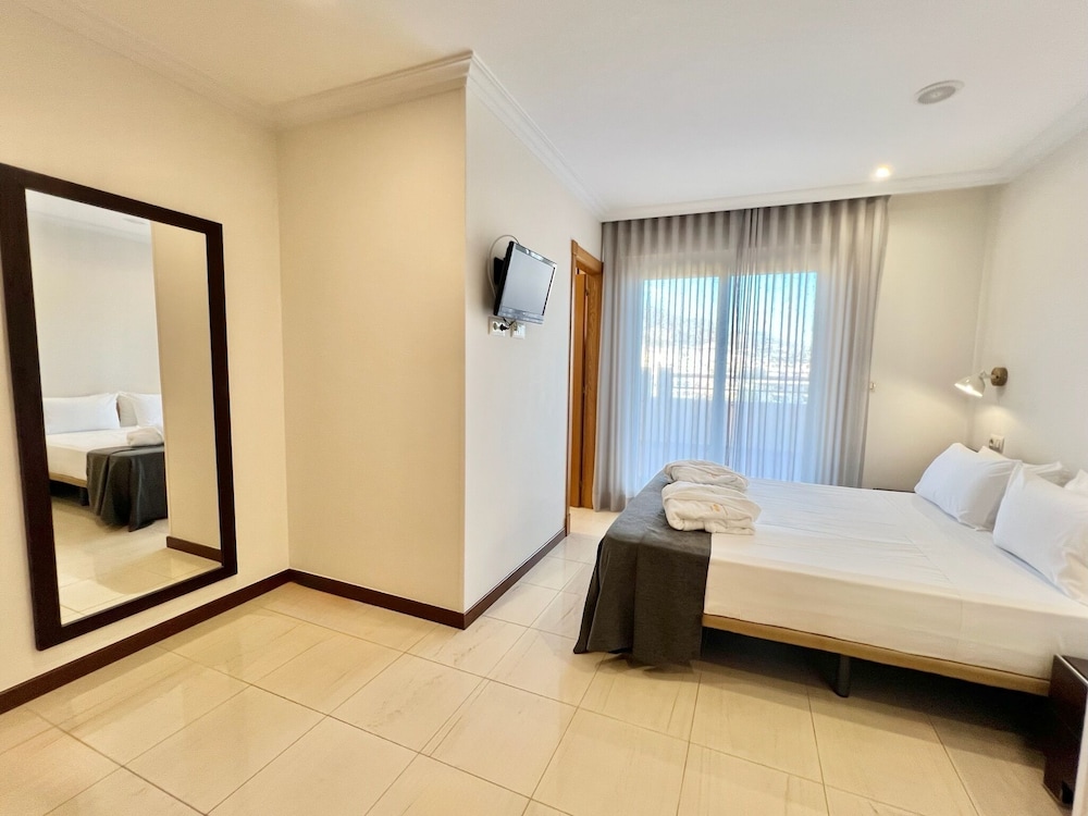 Mediterraneo Real Apartamentos Turísticos — Hotel rooms in Fuengirola, Andalusia