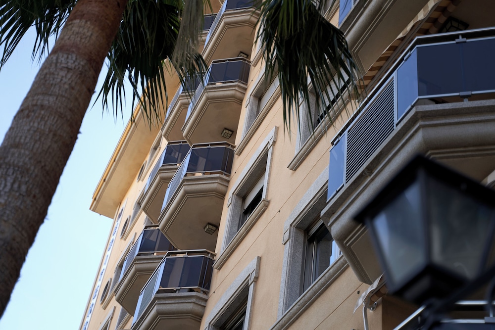 Mediterraneo Real Apartamentos Turísticos — Hotel building in Fuengirola, Andalusia