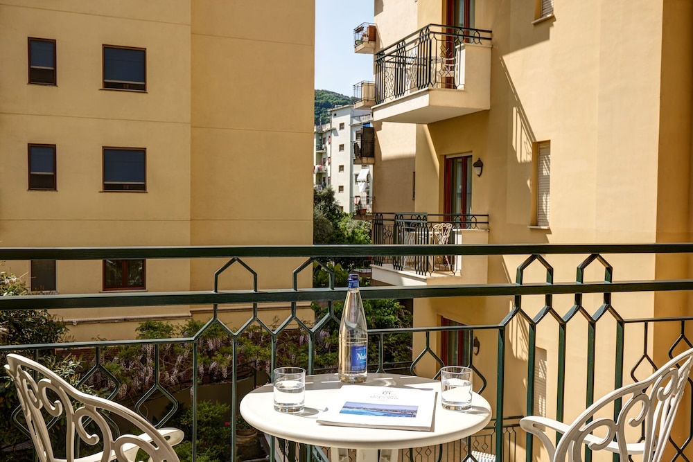 Grand Hotel De La Ville — Hotel building in Sorrento, Campania
