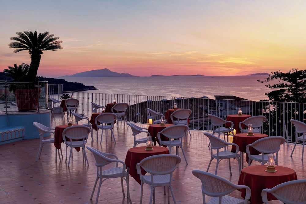 Grand Hotel De La Ville — Restaurant & bars in Sorrento, Campania