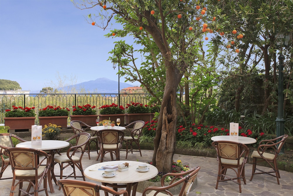 Grand Hotel De La Ville — Restaurant & bars in Sorrento, Campania