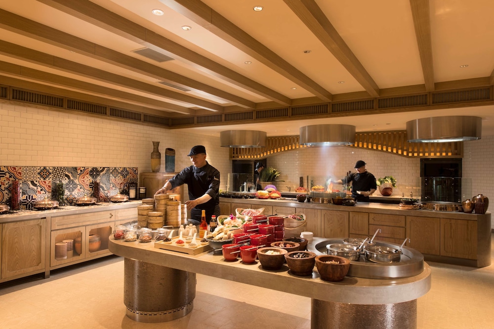 Hilton Beijing — Restaurant & bars in Beijing, Beijing