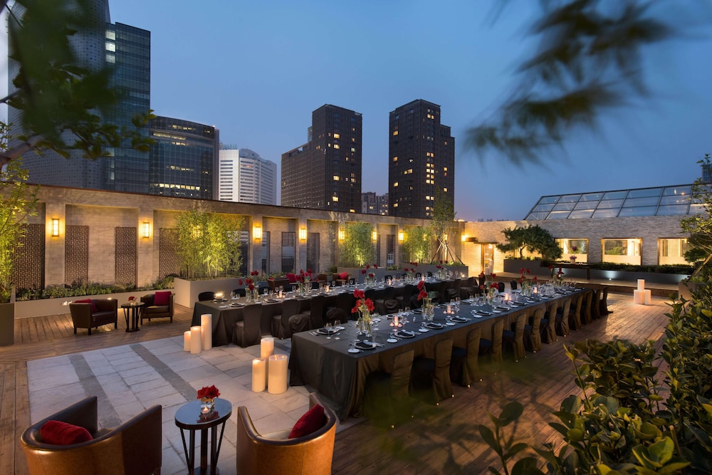 Hilton Beijing — Restaurant & bars in Beijing, Beijing