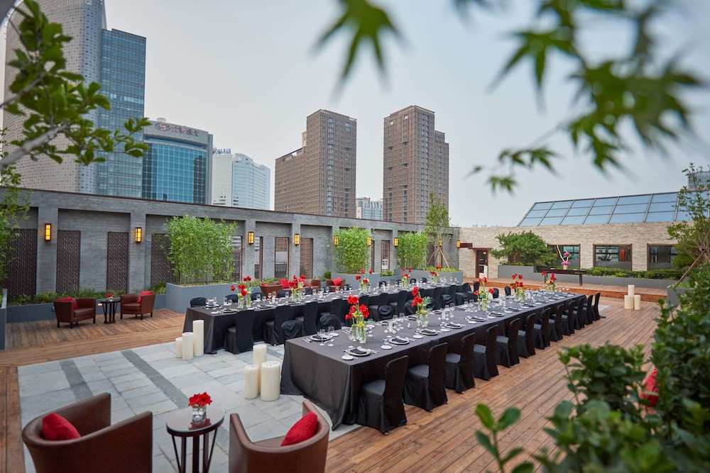 Hilton Beijing — Restaurant & bars in Beijing, Beijing