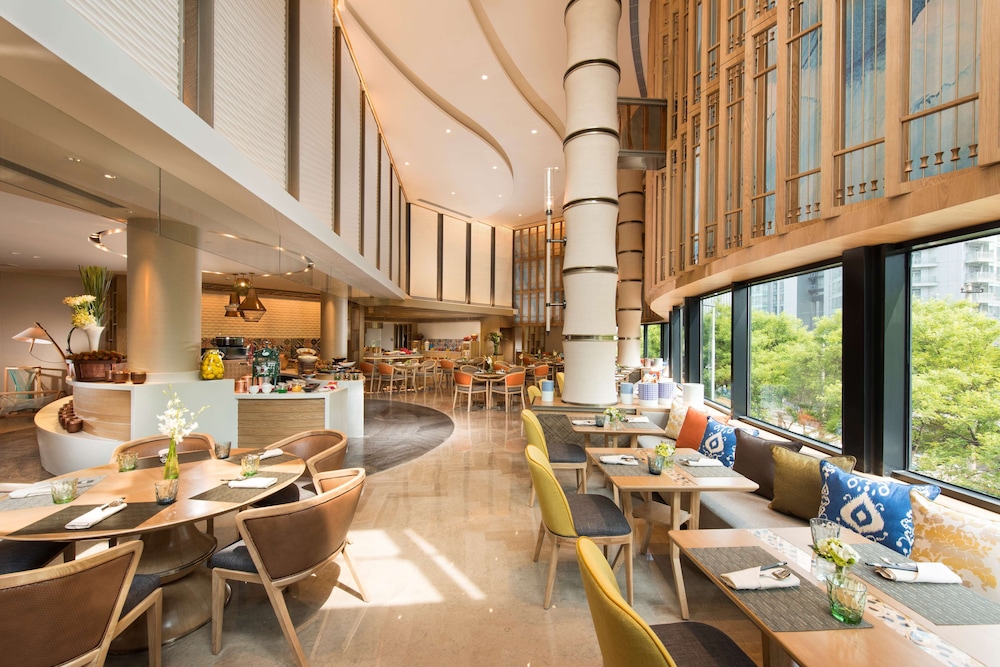 Hilton Beijing — Restaurant & bars in Beijing, Beijing