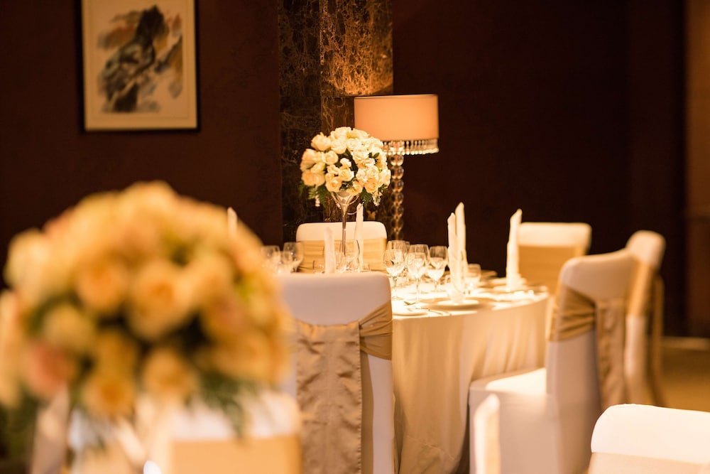 Hilton Beijing — Restaurant & bars in Beijing, Beijing