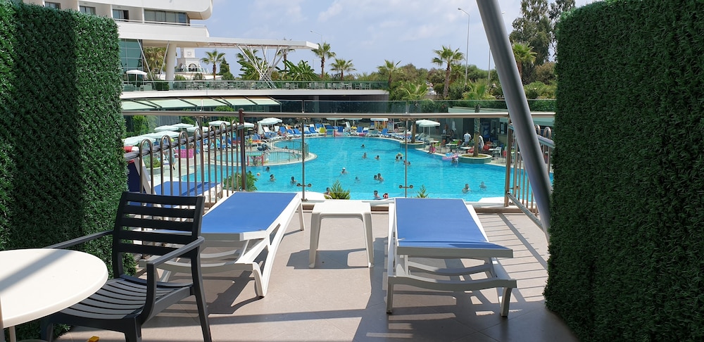 Hotel Xoria Deluxe — Swimming pool in Alanya