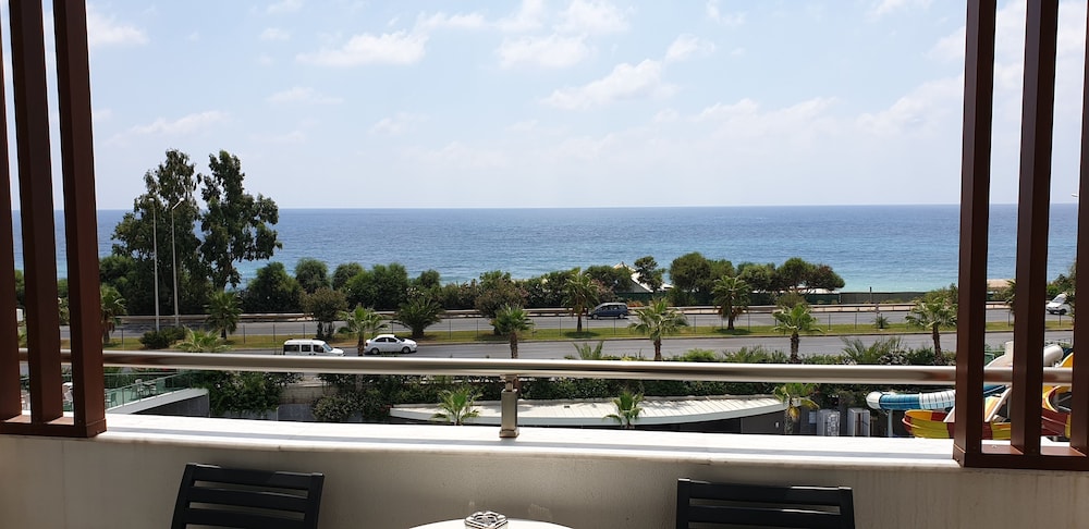 Hotel Xoria Deluxe — Beach in Alanya