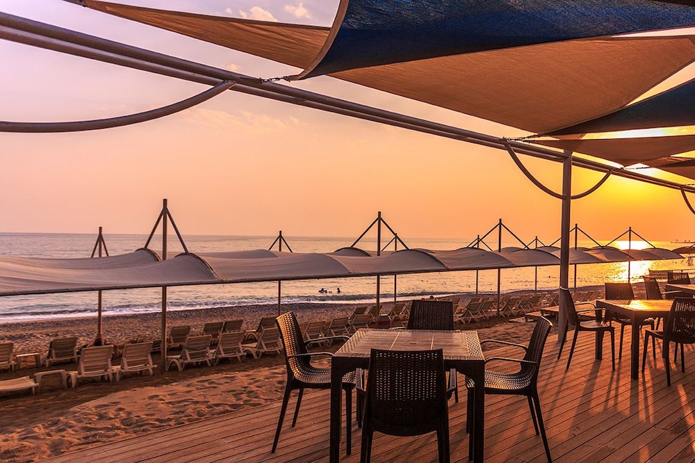 Hotel Xoria Deluxe — Beach in Alanya