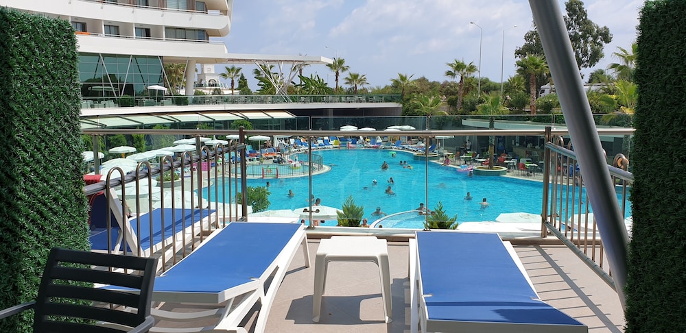 Hotel Xoria Deluxe — Swimming pool in Alanya