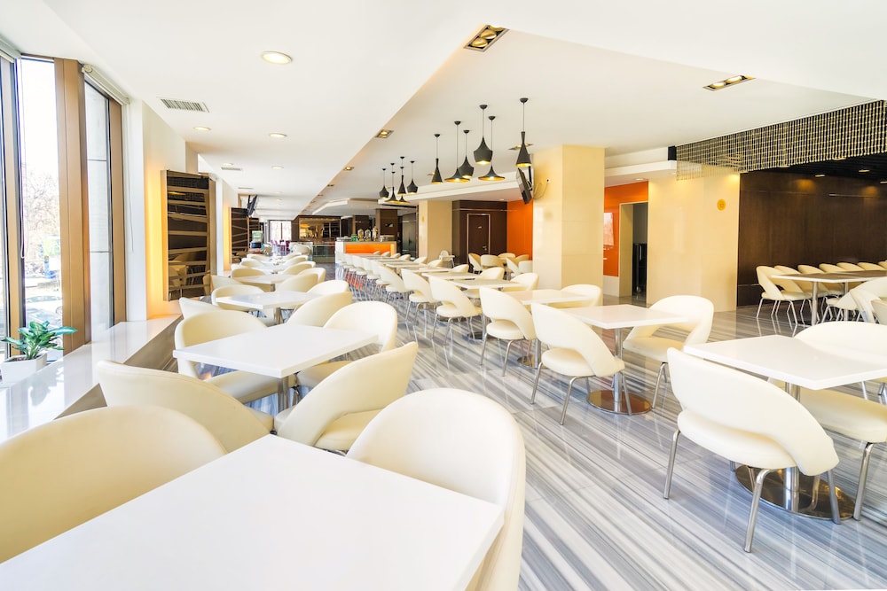 Holiday Inn Express Beijing Temple of Heaven by IHG — Restaurant & bars in Beijing, Beijing