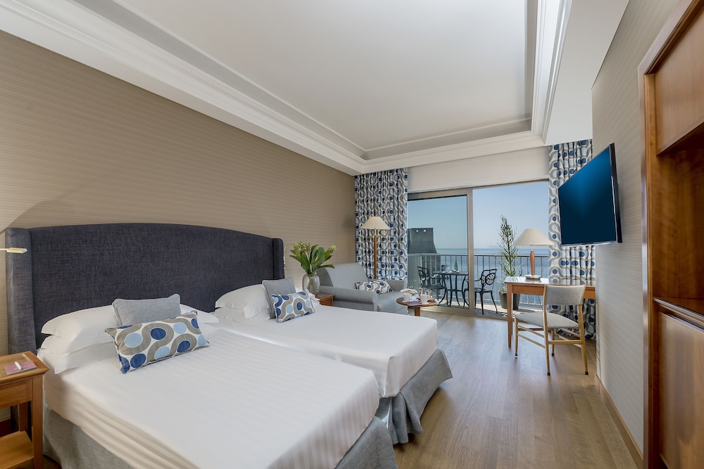Royal Continental Hotel Naples — Hotel rooms in Naples, Campania