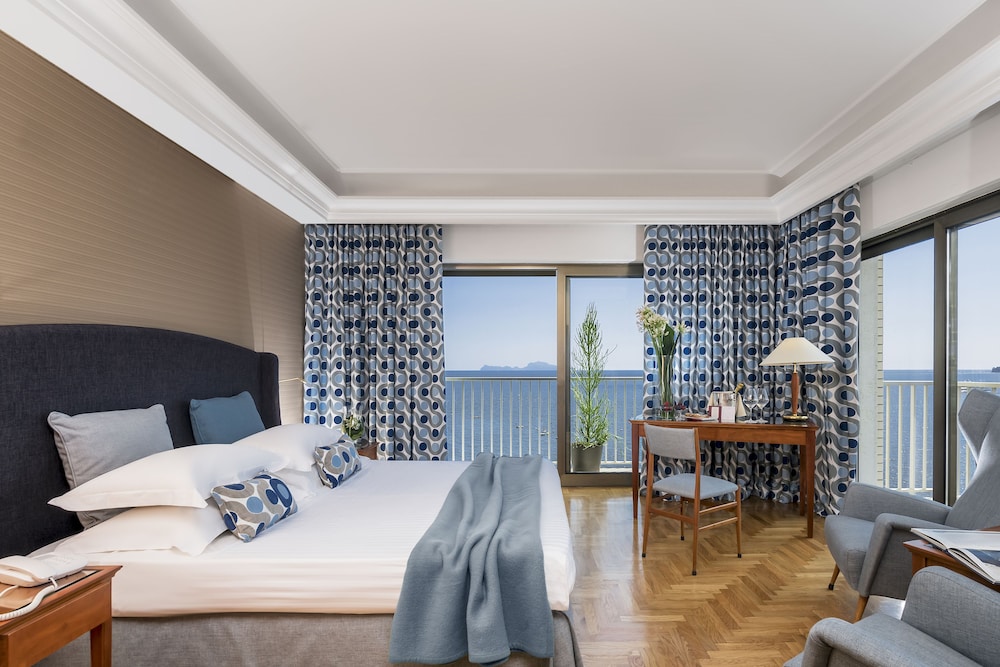 Royal Continental Hotel Naples — Hotel rooms in Naples, Campania