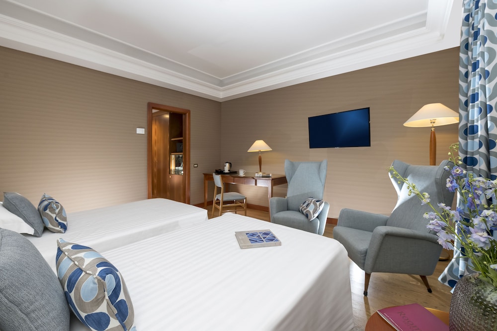 Royal Continental Hotel Naples — Hotel rooms in Naples, Campania