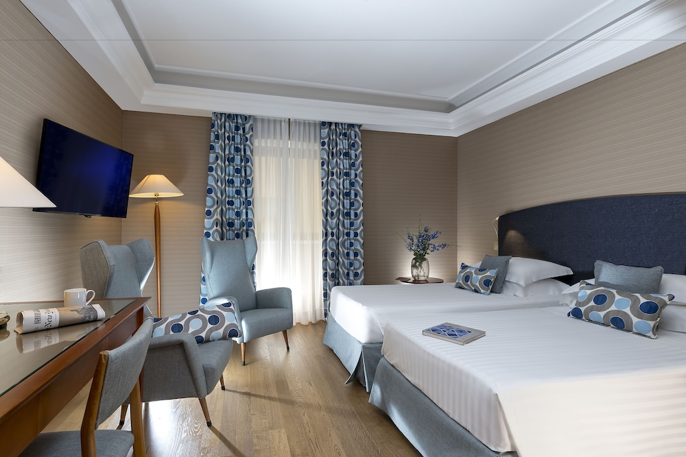 Royal Continental Hotel Naples — Hotel rooms in Naples, Campania