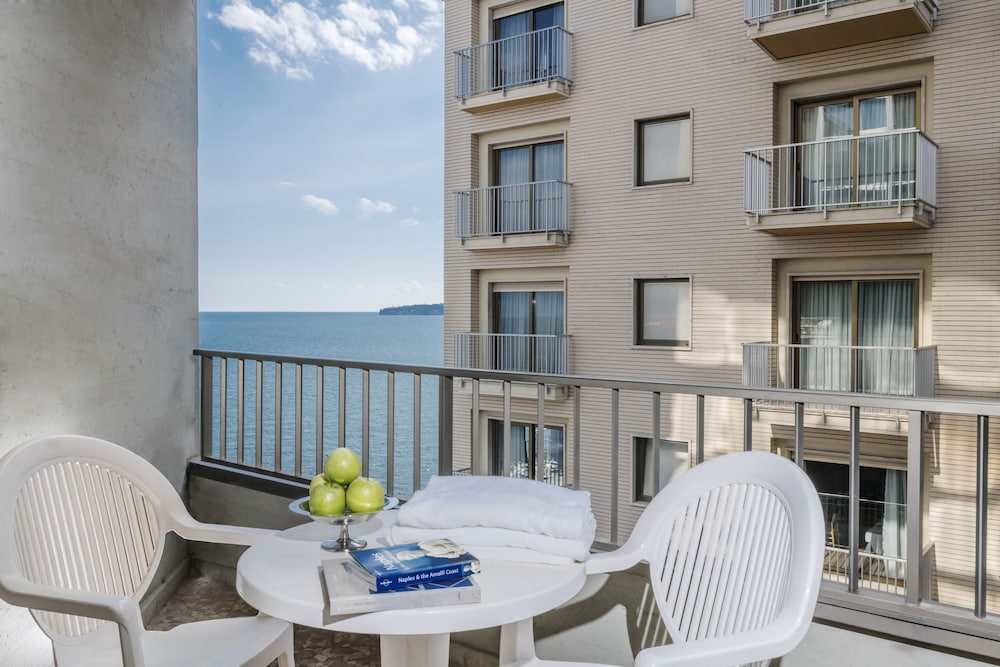 Royal Continental Hotel Naples — Hotel rooms in Naples, Campania