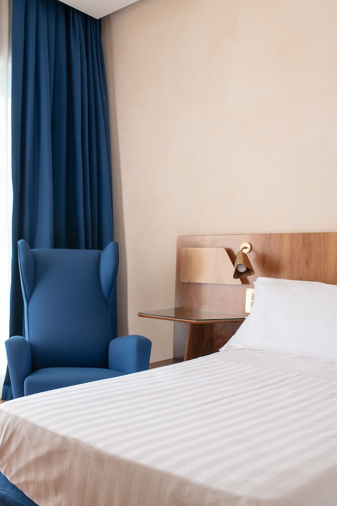 Royal Continental Hotel Naples — Hotel rooms in Naples, Campania