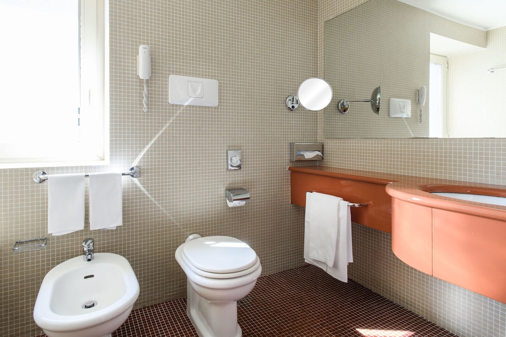 Royal Continental Hotel Naples — Hotel rooms in Naples, Campania