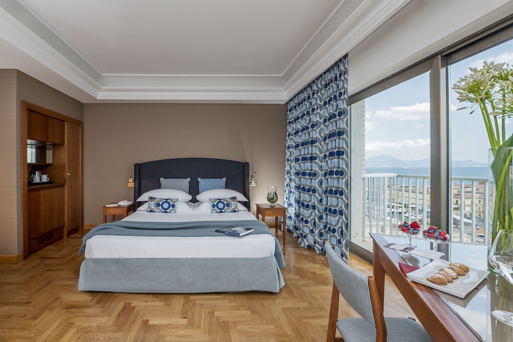Royal Continental Hotel Naples — Hotel rooms in Naples, Campania
