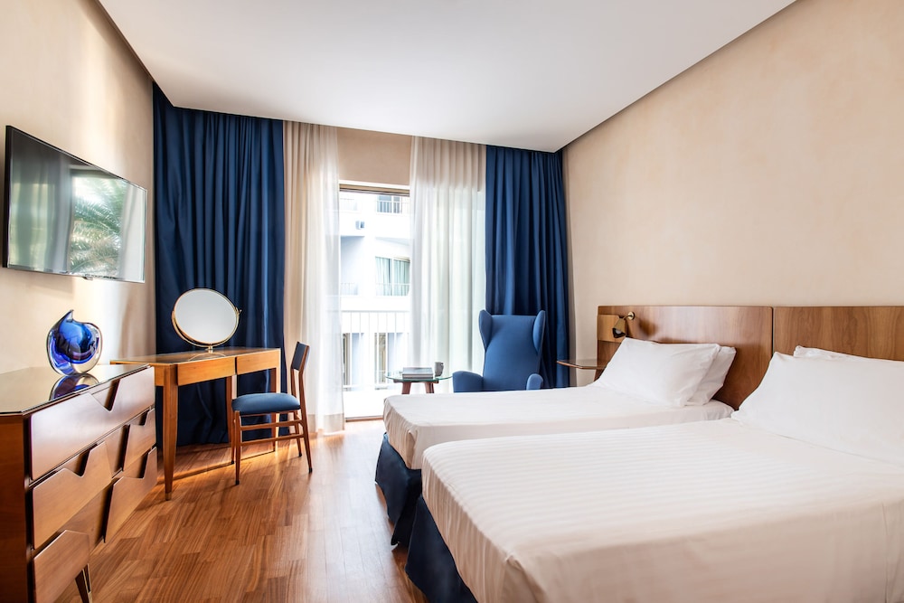 Royal Continental Hotel Naples — Hotel rooms in Naples, Campania