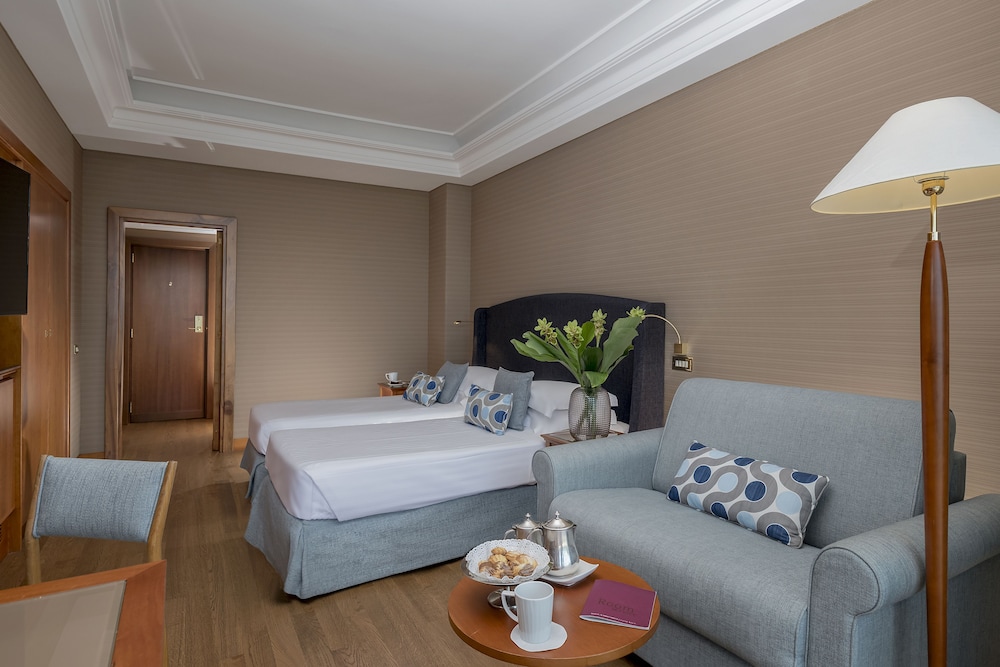 Royal Continental Hotel Naples — Hotel rooms in Naples, Campania
