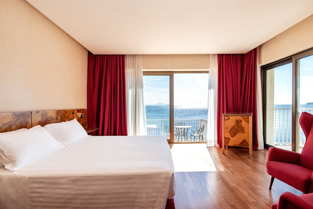 Royal Continental Hotel Naples — Hotel rooms in Naples, Campania
