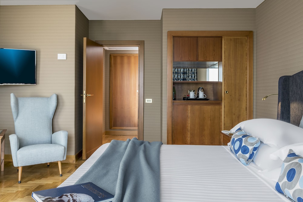 Royal Continental Hotel Naples — Hotel rooms in Naples, Campania