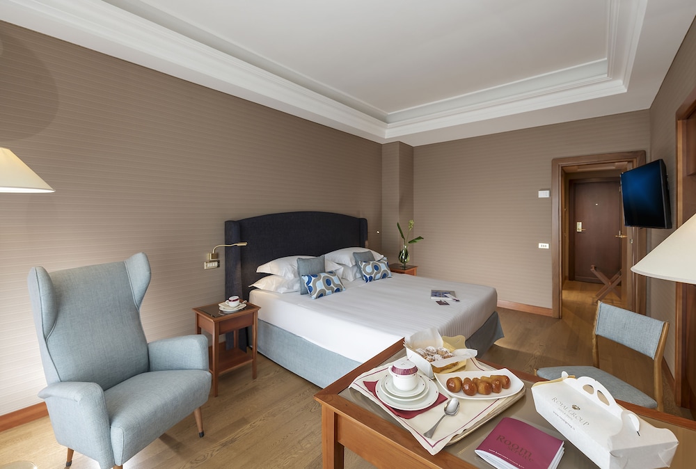 Royal Continental Hotel Naples — Hotel rooms in Naples, Campania