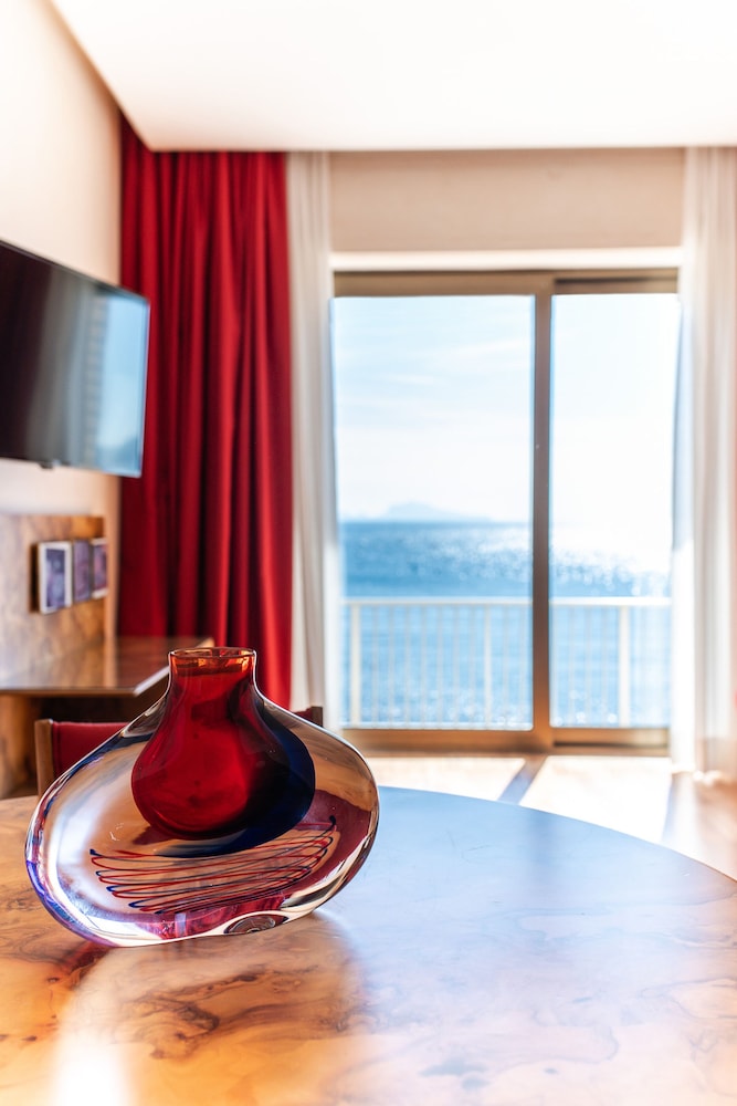 Royal Continental Hotel Naples — Hotel rooms in Naples, Campania