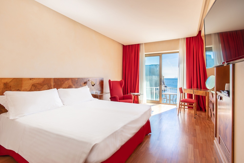 Royal Continental Hotel Naples — Hotel rooms in Naples, Campania