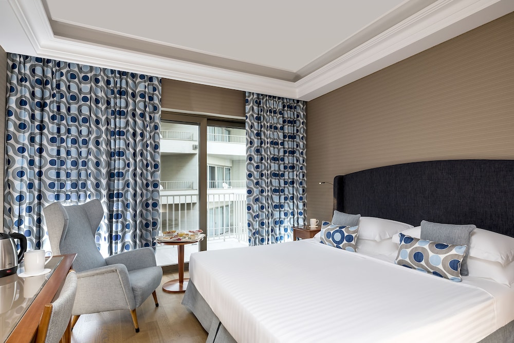 Royal Continental Hotel Naples — Hotel rooms in Naples, Campania