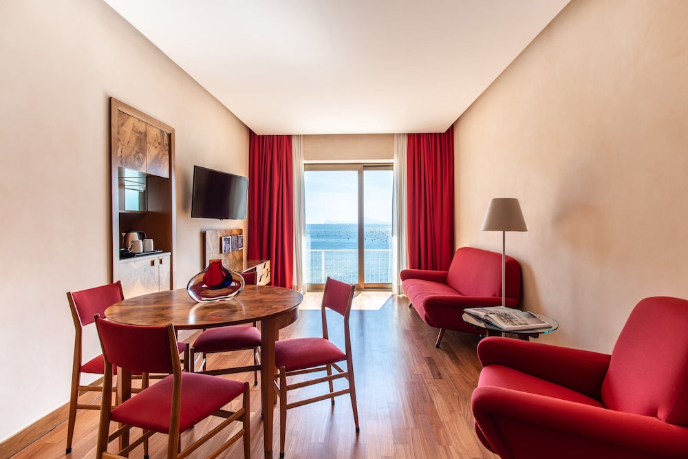 Royal Continental Hotel Naples — Hotel rooms in Naples, Campania