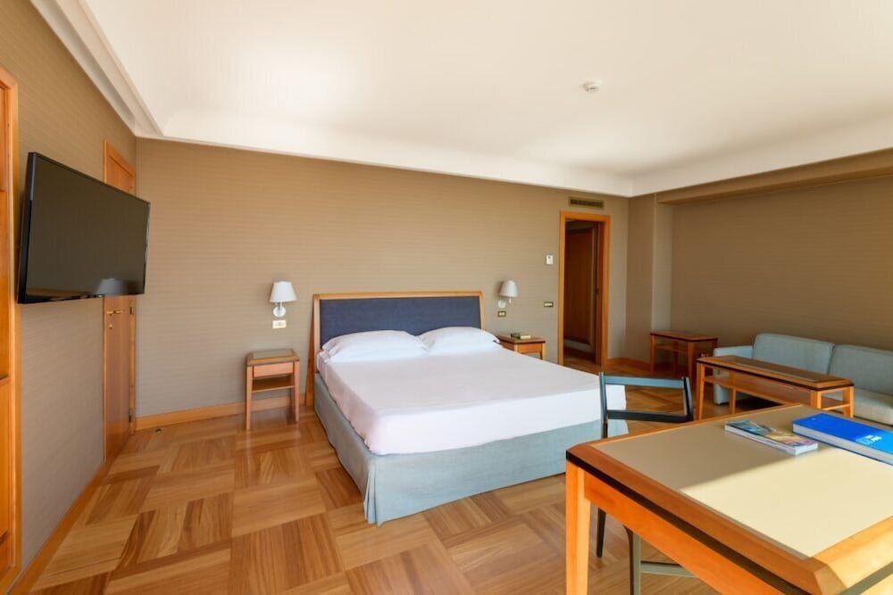 Royal Continental Hotel Naples — Hotel rooms in Naples, Campania