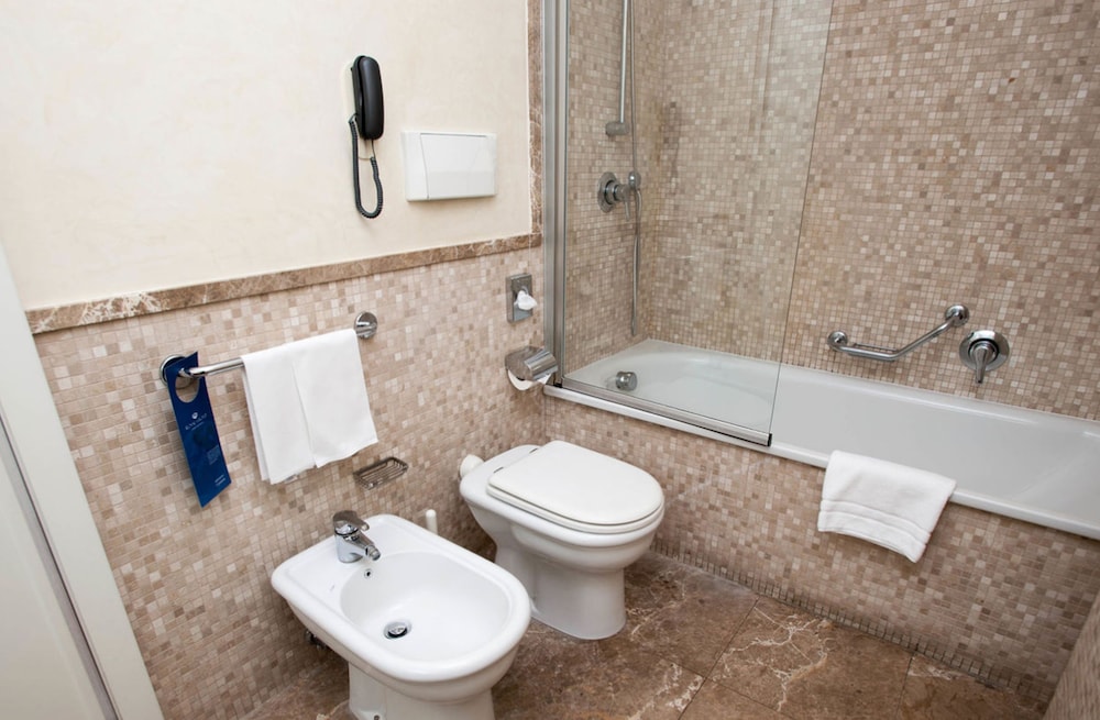 Royal Continental Hotel Naples — Hotel rooms in Naples, Campania