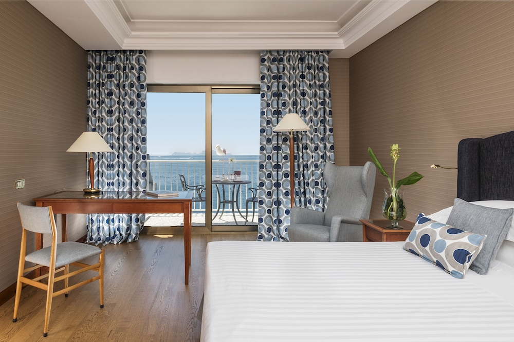 Royal Continental Hotel Naples — Hotel rooms in Naples, Campania