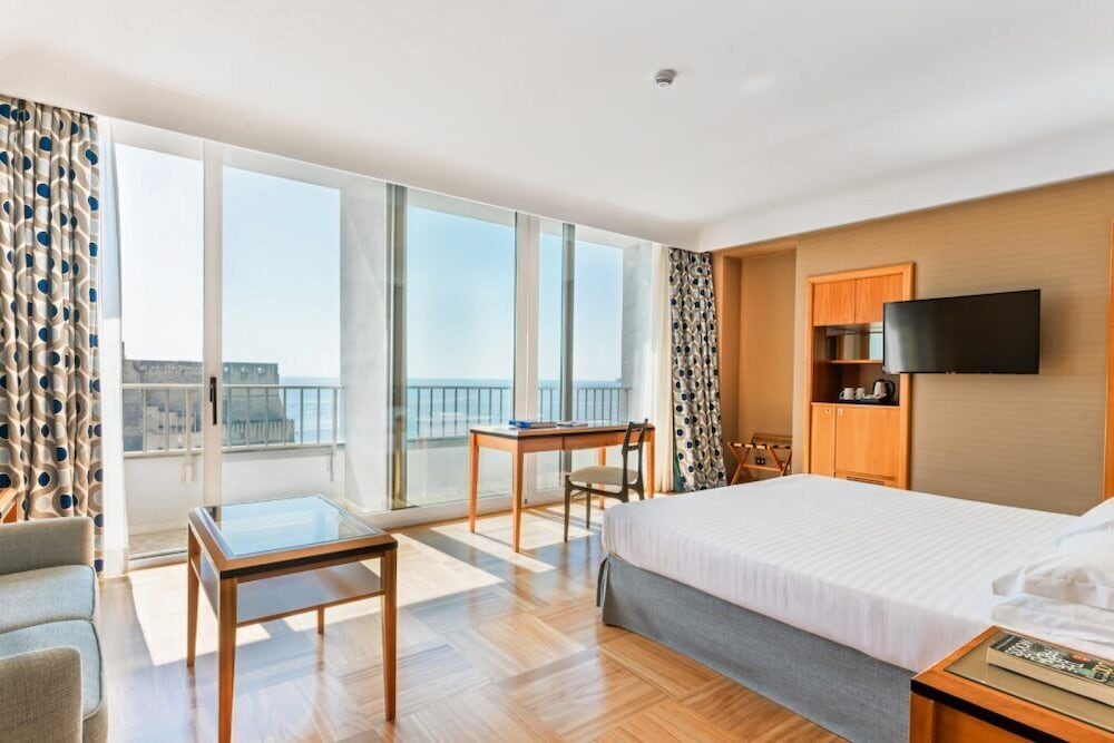 Royal Continental Hotel Naples — Hotel rooms in Naples, Campania