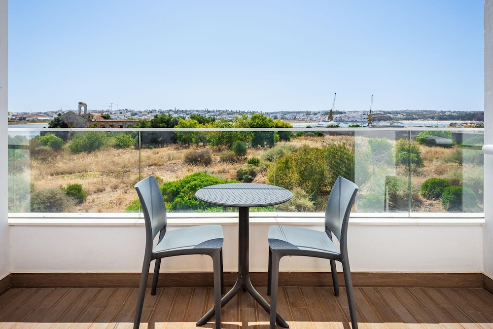 Jupiter Marina Hotel - Couples & Spa — Hotel rooms in Portimão, Faro