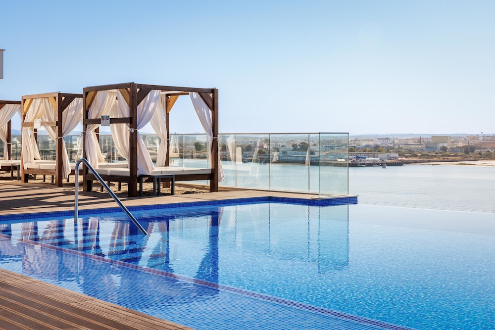 Jupiter Marina Hotel - Couples & Spa — Swimming pool in Portimão, Faro