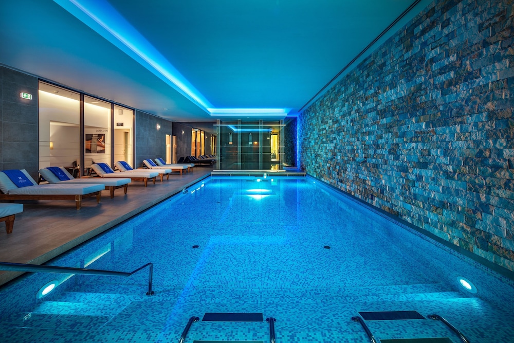 Jupiter Marina Hotel - Couples & Spa — Swimming pool in Portimão, Faro